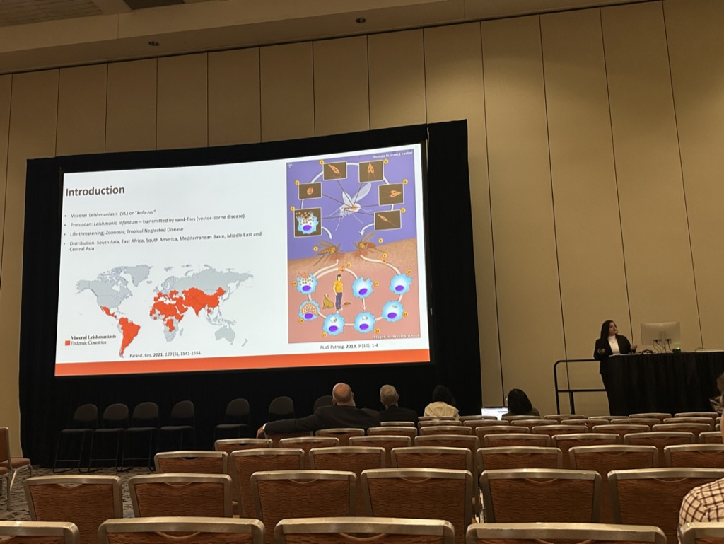 Dr. Hianka de Carvalho presenting her work at ASMS 2025